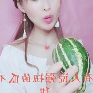 “吃瓜群众”背后的故事：网络时代的围观者心态全解析🕵️‍♂️